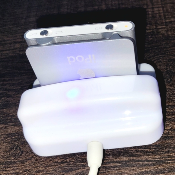 Apple iPod Shuffle A1204 Silver 2nd Gen. 1GB And Charger! - Picture 3 of 9